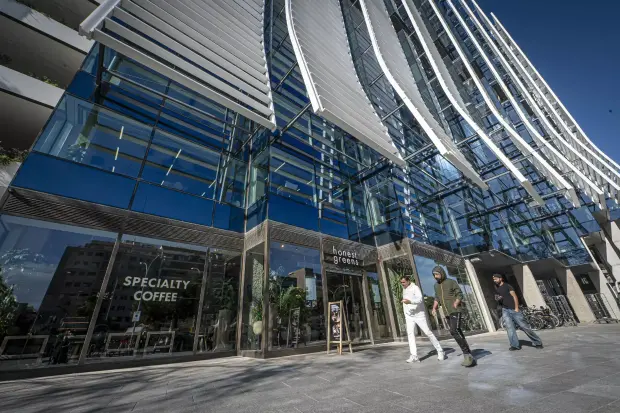 $!La entrada del edificio Estel, en el Eixample de Barcelona. / MANU MITRU