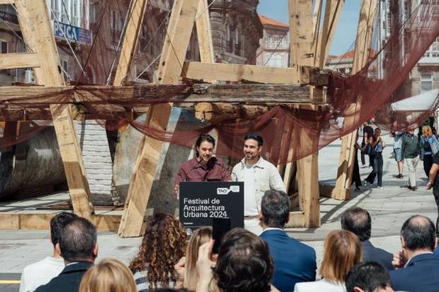 $!Los arquitectos Óscar Cruz García y Pablo Paradinas Sastre han presentado hoy en la Porta do Sol de Vigo el pabellón temporal ¡Qué faena(r)!.