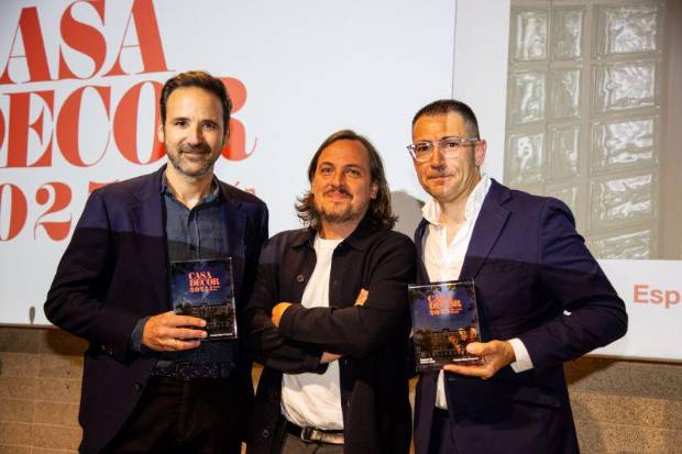 $!Sixto Martín Martínez y Miguel Crespo, de Zooco Estudio y Gerardo Suárez de Geberit, con el premio.