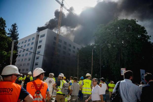 $!Varias personas han tenido que ser atendidas este miércoles por inhalación de humo, y al menos una de ellas trasladada al hospital, por el incendio que afecta a las obras de un nuevo complejo hotelero en la antigua Fábrica de Altadis de Sevilla. EFE/ Mauri Buhigas