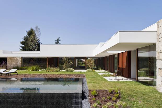 $!Casa Vidalverde, de Paco Galiñanes, una vivienda que se integra con su entorno y se funde con la vegetación