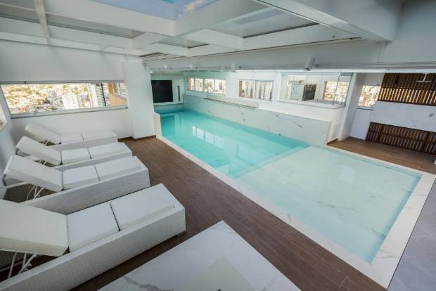 $!Coverlam Estatuario en el interior de la piscina contrasta con la madera cerámica antideslizante en el contorno de la piscina.
