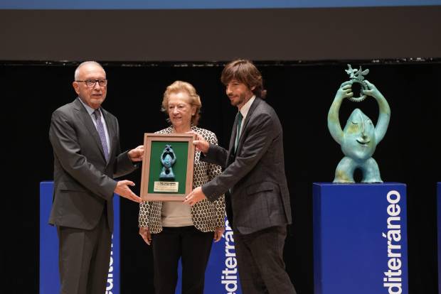 $!Arantza Sarasola, vicepresidenta de Grupo Prensa Ibérica, entregó en la pasada edición de la convocatoria el premio de Iniciativa y Expansión a los representantes de Hoteles RH.