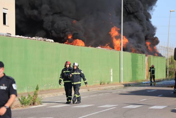 $!Efectivos de bomberos en las inmediaciones de la instalación siniestrada en Almassora.