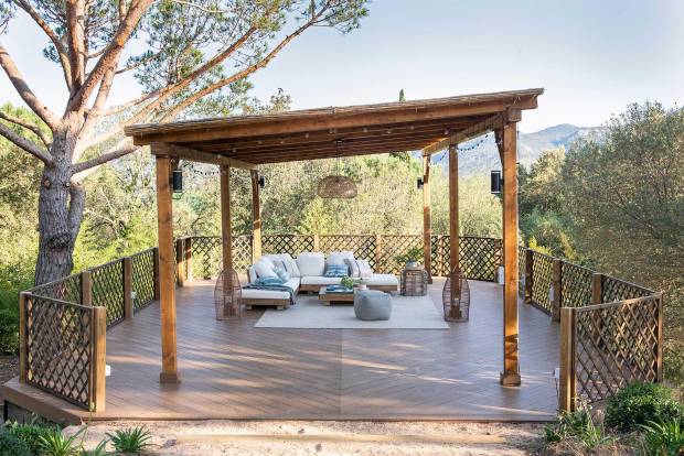 $!La pérgola de madera elevada sobre una tarima con vistas al paisaje montañoso.