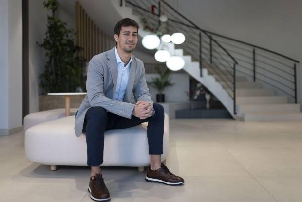 $!El gerente comercial de Ecoceramic, Alejandro Argente, en la sede de la firma en Onda.