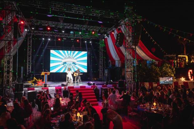$!Diego Torres durante su actuación en la Gala Starlite Porcelanosa 2022. Fotografía: @pepebotellaphoto