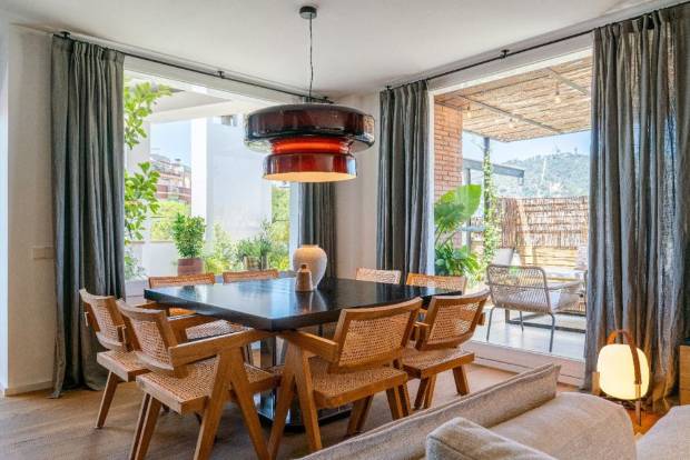 $!Un ático con terraza y abundante luz natural, decorado en tonos oscuros, por Coblonal