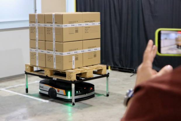 $!Un robot móvil de plataforma durante una de las demostraciones de transporte de cargas paletizadas.