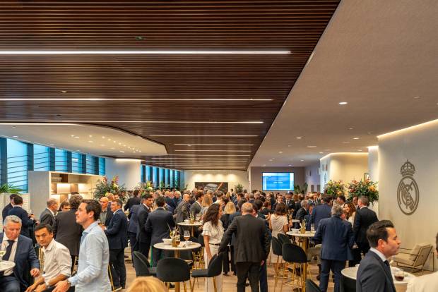 $!Los asistentes pudieron disfrutar de un coctel de bienvenida en la zona VIP del estadio Bernabéu.