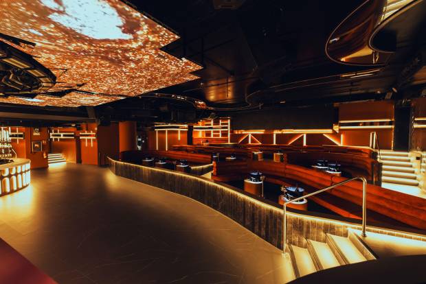 $!El nuevo diseño incorpora mobiliario curvo prefabricado en hormigón 3D, que define la nueva distribución de la sala.