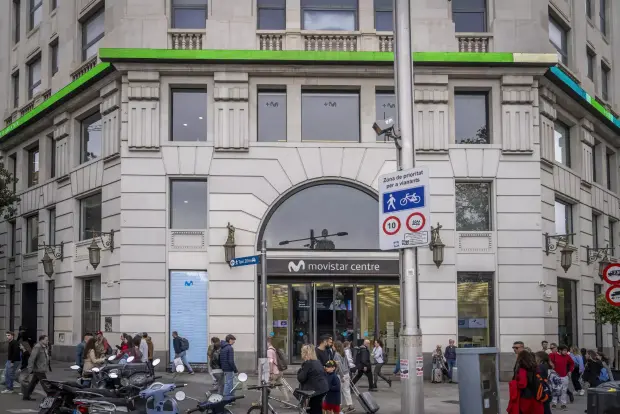 $!La entrada de la sede histórica de Telefónica en Barcelona, en una esquina de la plaza Catalunya. / MANU MITRU