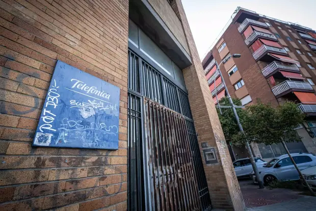 $!Un cartel de Telefónica en la sede de Sant Adrià que se derribará para construir pisos para mayores.