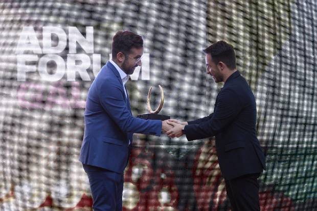 $!Andreas Manero haciendo entrega del reconocimiento a Miguel Díaz, de Ruíz Larrea Arquitectos.