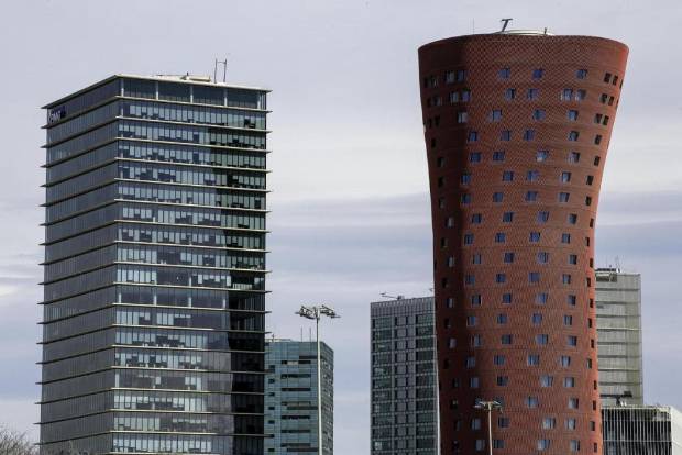 $!Renaissance Barcelona Fira Hotel (Jean Nouvel) y Hotel Porta Fira (Toyo Ito).