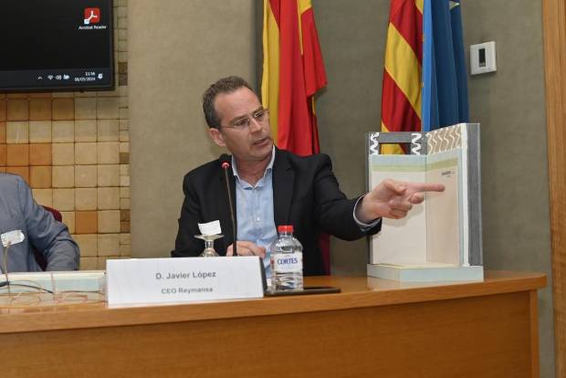 $!Javier López, CEO de la firma Reymansa, muestra a los asistentes las características del sándwich.