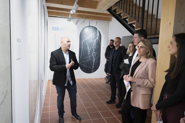 $!La presidenta de la Diputación de Castellón ha visitado este miércoles la muestra DreamLab de Gruppo Colorobbia en Vilafamés.