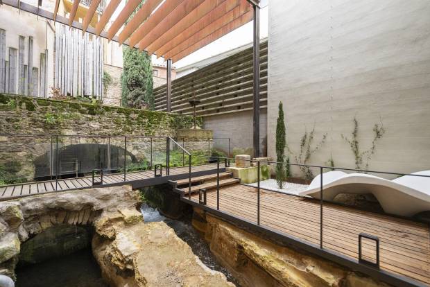 $!Patio de Cal Moliner: restos arqueológicos integrados con pasarelas de madera.