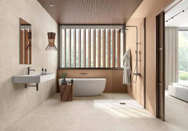 $!Roca Tiles ofrece una generación de porcelánicos diseñados para ser colocados de suelo a techo como Avalon, combinado aquí con Kasbah Terracota en una tendencia que retorna a lo natural.