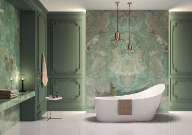 $!Tonos verdosos en el cuarto de baño con Onix Jade Polished (1200x3000 mm), de Arklam.
