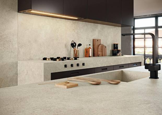 $!Camargue dota a las cocinas contemporáneas de la naturalidad de la piedra arenisca.