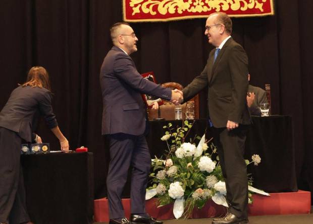 $!Ángel Báez, director del periódico Mediterráneo, con el primer edil de Vila-real, durante la gala.