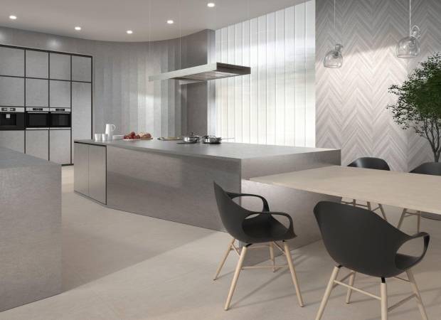 $!Xtone, Pavimento: Bottega Caliza (160x320 cm); Revestimiento: Titanium (160x320 y 160x160 cm).