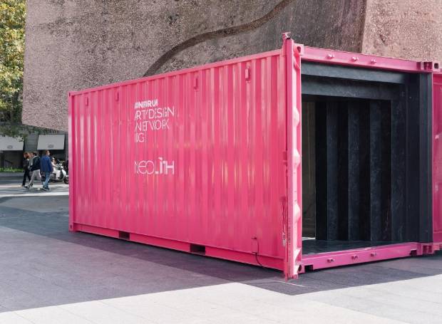 $!El espacio Neolith en ADN Fórum se puede visitar en la plaza de Colón en Madrid hasta el 27 de octubre, en una segunda edición que reúne a más de 15 artistas y 20 firmas.