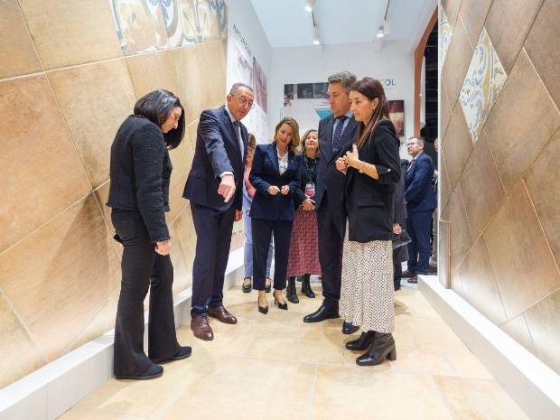 $!El empresario Manuel Rubert, con las autoridades en el estand de Natucer durante la inauguración de Cevisama 2025.