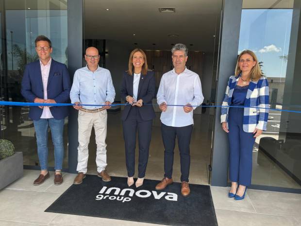 $!El corte oficial de la cinta de la nueva instalación productiva de Innova Group.
