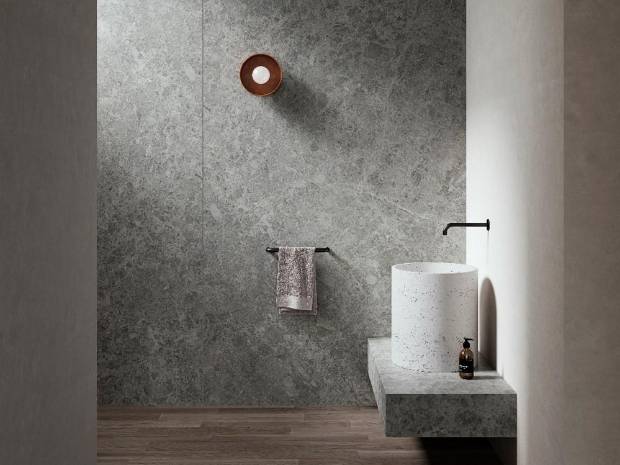 $!Revestimiento y encimera de baño con Neolith Cappadocia Sunset.