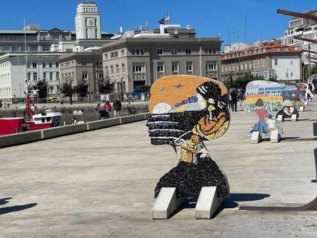 $!Murales cerámicos convierten la Dársena da Marina de A Coruña en un homenaje a las mujeres de la emigración