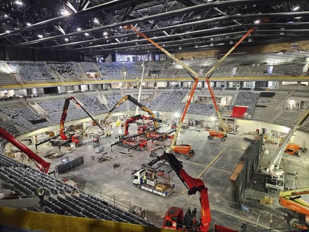 $!Medios técnicos y humanos de Grúas Tomás han trabajado en la construcción del Roig Arena de Valencia.