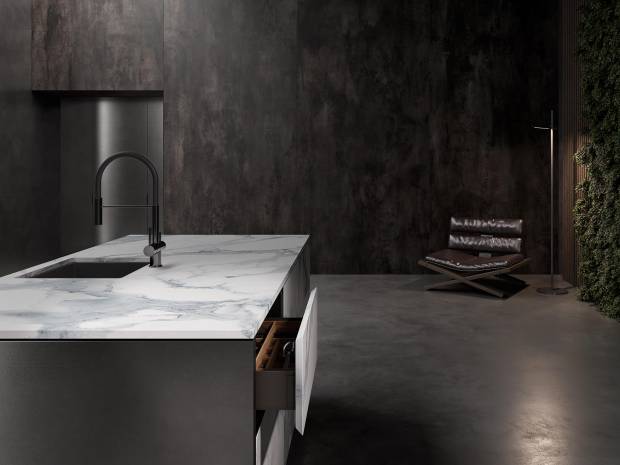 $!Neolith El Estatuario en encimera de cocina y revestimiento de armario de cocina.