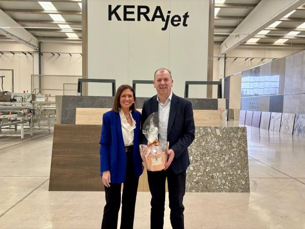 $!La alcaldesa de Almassora, María Tormo, con José Vicente Tomás, CEO de Kerajet.