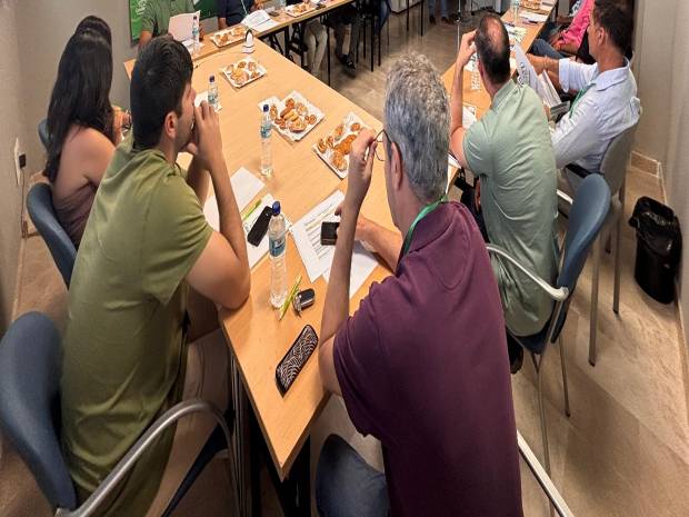 $!Representantes de CasaMove360 y distribuidores, durante la jornada de presentación de la nueva línea de construcción industrializada en la exposición de Córdoba capital.