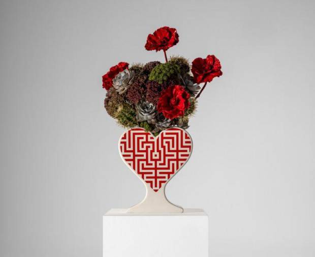 $!La muestra expone más de 40 jarrones en forma de corazón diseñados por artistas de vanguardia con un objetivo solidario común.