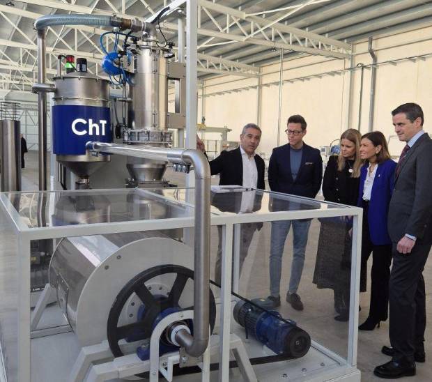 $!David Chumillas, CEO de Chumillas Technology, muestra a la comitiva inaugural de SIMA 2026 una de las últimas innovaciones de la firma de Vila-real.