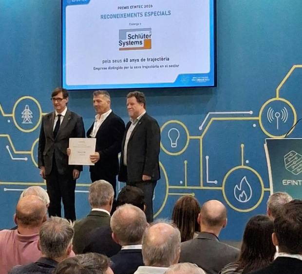 $!Salvador Illa, president de la Generalitat de Catalunya; Timoteo Martín, Product Manager para España y Portugal de Schlüter-Systems; y Èric Martí Bonet, presidente de la Federación de Gremios de Instaladores de Cataluña.