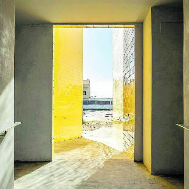 $!Explosión de color en arquitectura con piezas cerámicas de pequeño formato