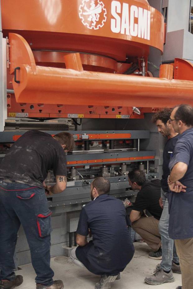 $!La instalación del primer molde adaptado para las prensas CRS de Sacmi en la planta de Castelló.