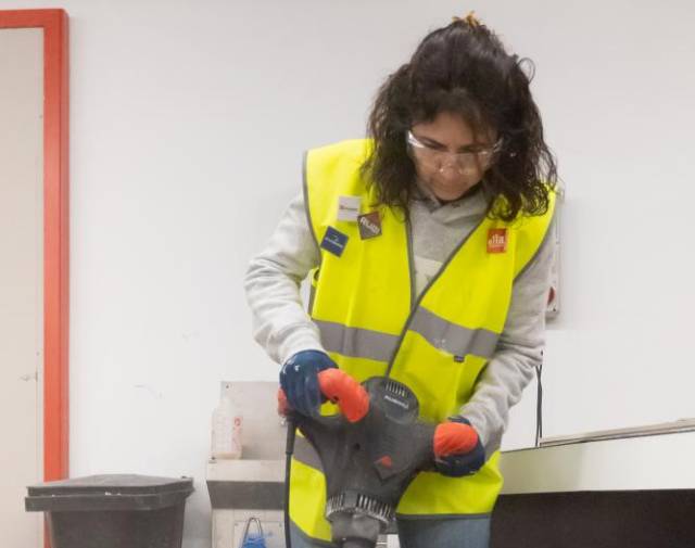 Galería de fotos | 17 mujeres participan en un curso pionero de alicatado de cuatro días en la Rubi Academy