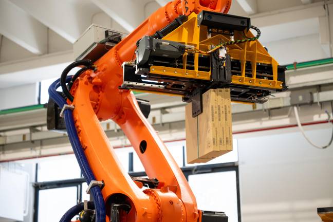 Polytec impulsa la logística cerámica con robótica, inteligencia artificial y automatización