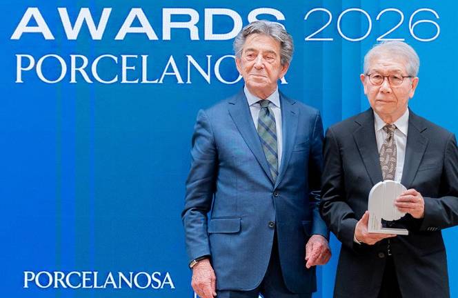 Héctor Colonques, Presidente de Porcelanosa Grupo, entrega al arquitecto Riken Yamamoto, el galardón Premio Honorífico de Arquitectura Internacional 2026.