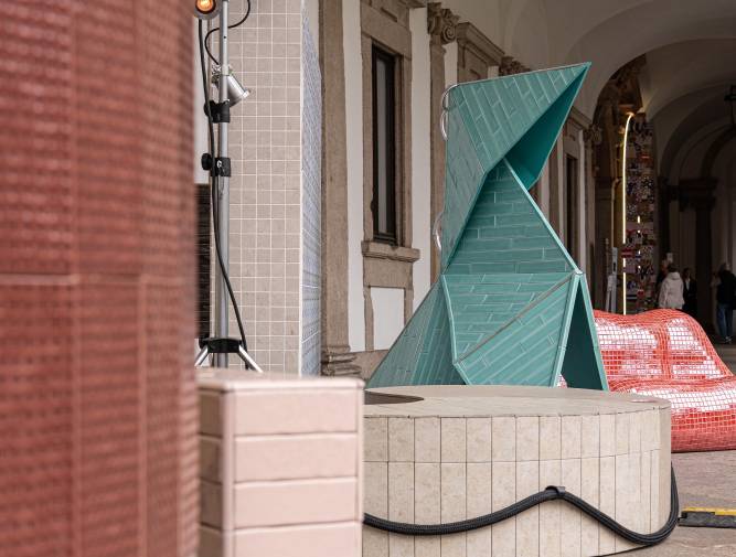 Galería de fotos | Once objetos de cerámica española reinventan en Milán el mundo del souvenir