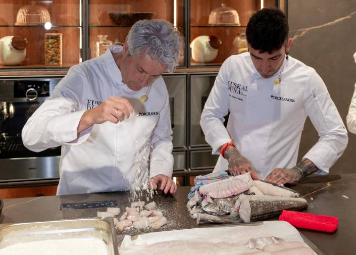Galería de fotos | Gastronomía, diseño y Anne Igartiburu: así fue la inauguración de la nueva tienda de Porcelanosa en Bilbao