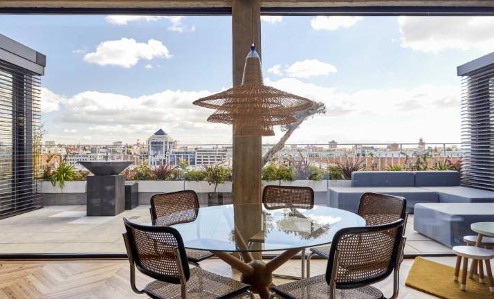 Un ático que ‘roza’ el cielo de Madrid con el sello de Estudio Arquesta