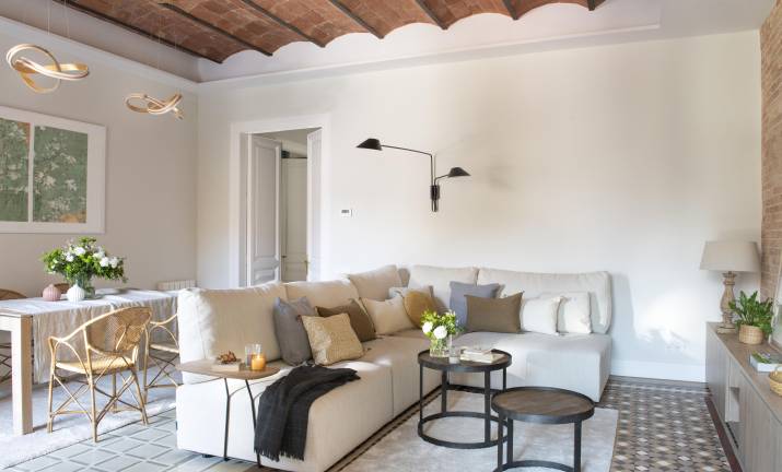 Sincro transforma una vivienda en Barcelona con protagonismo para el mosaico Nolla y baldosas hidráulicas