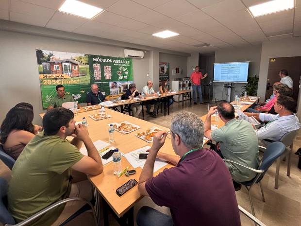 $!Representantes de CasaMove360 y distribuidores, durante la jornada de presentación de la nueva línea de construcción industrializada en la exposición de Córdoba capital.