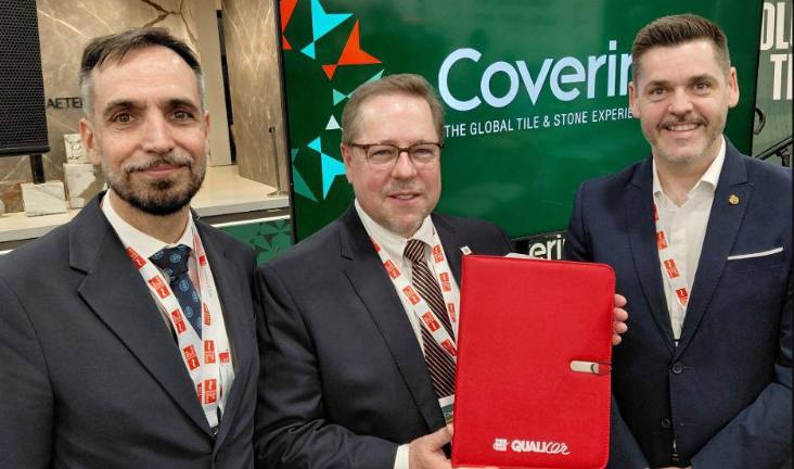 Michael Kephart, en Coverings 2026, con Javier Rodríguez Ejerique, secretario de Qualicer; y Matías Martínez, director del Colegio de Ingenieros Industriales de Castellón.